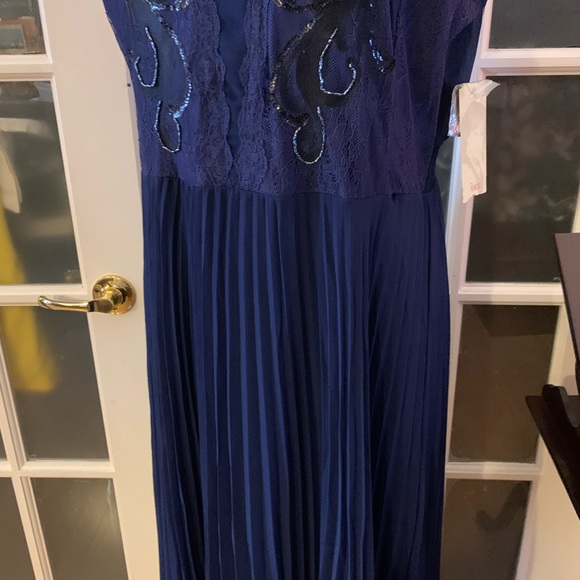 Reba...Another Stunner Dress - Picture 7 of 16